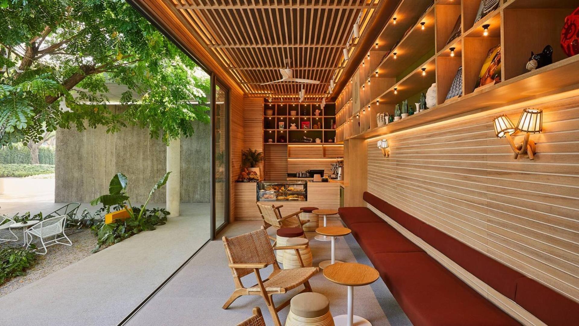 מלון The Standard, הואה הין מראה חיצוני תמונה The interior of the first Starbucks Reserve store in Seattle, Washington